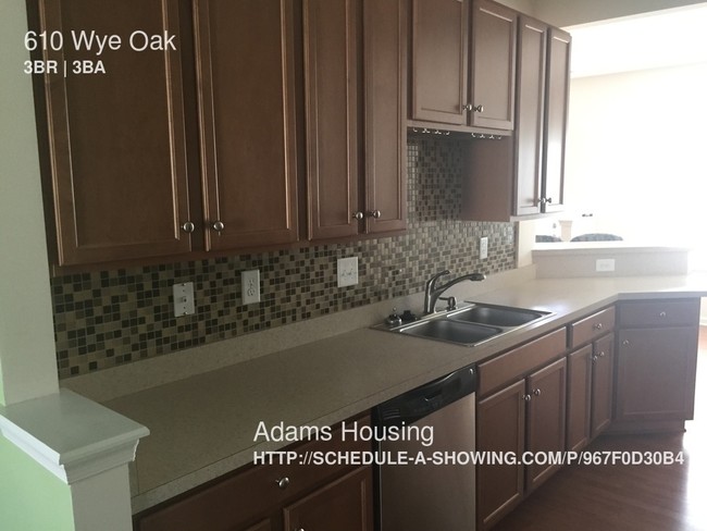 Building Photo - Fully Loaded Town Home in Cedar Commons