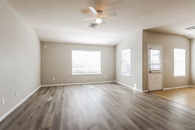 Foto del edificio - 214 Kestrel Ln