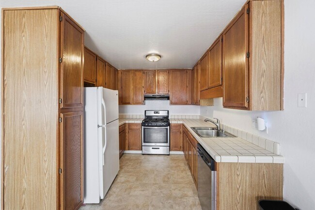 Foto del edificio - Updated Townhome with Garage!