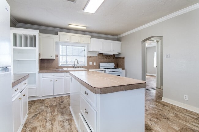 Building Photo - 1007 E Main St