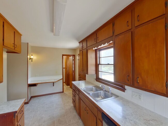 Building Photo - 2321 W Sunnybrook St