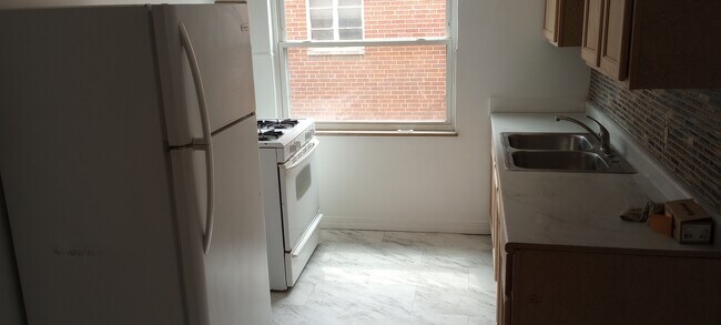 Foto del edificio - 7737 Stillwell Rd