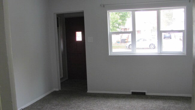 Building Photo - 739 E Benton St