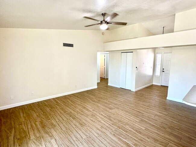 Foto del edificio - Beautifully updated Mesa home near Whitman Park with wood-look tile, fresh paint, vaulted ceiling...