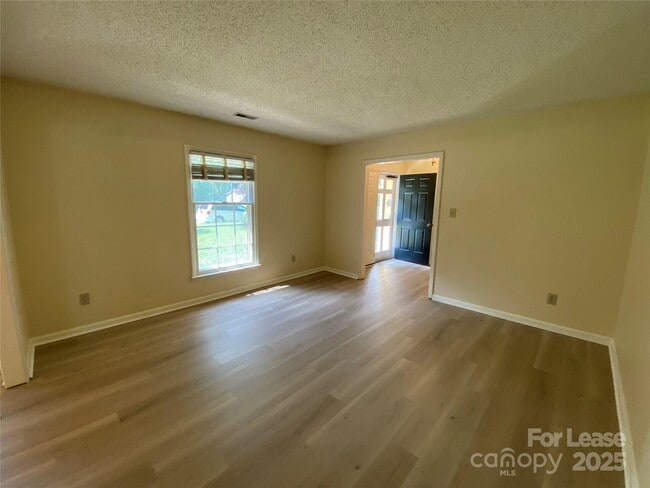 Building Photo - 1025 Thornsby Ln