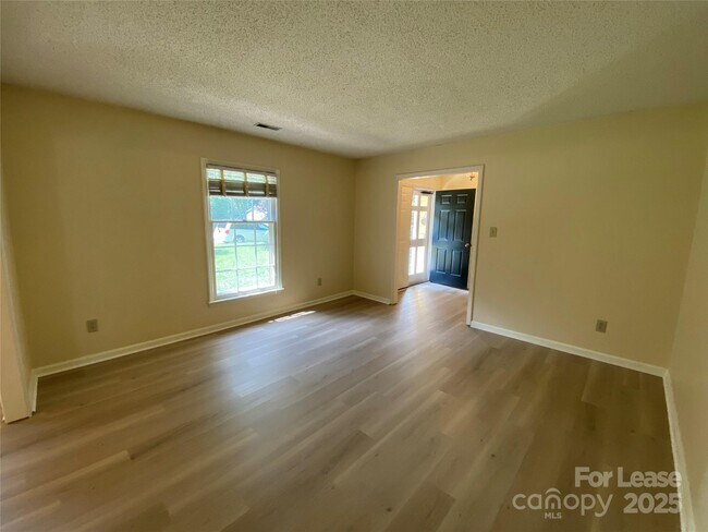 Foto del edificio - 1025 Thornsby Ln
