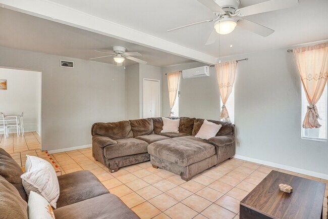 Foto del edificio - 858 E Alturas St