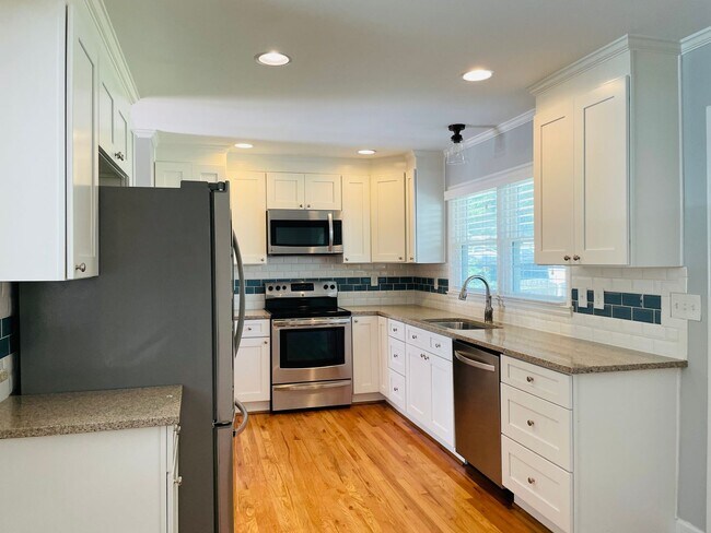 Foto del edificio - Beautiful 4 Bedroom Home with Lawn Care In...