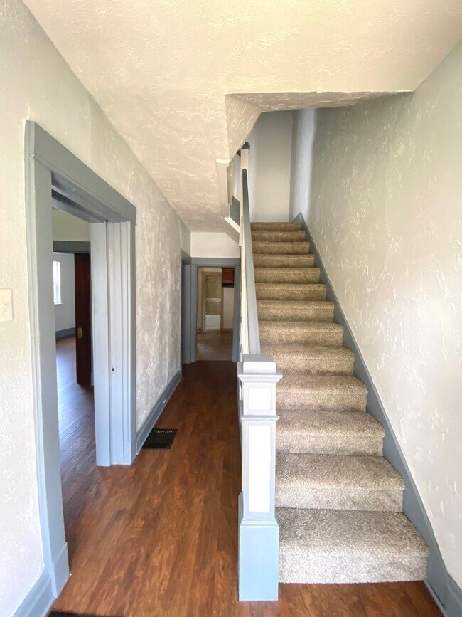 Building Photo - Completely Updated 4 Bed/2 Bath Home with ...