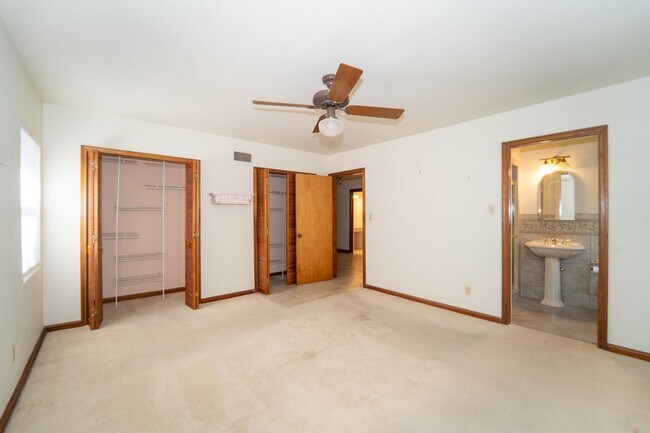 Building Photo - Davis Shore 4/2 Single Family Home