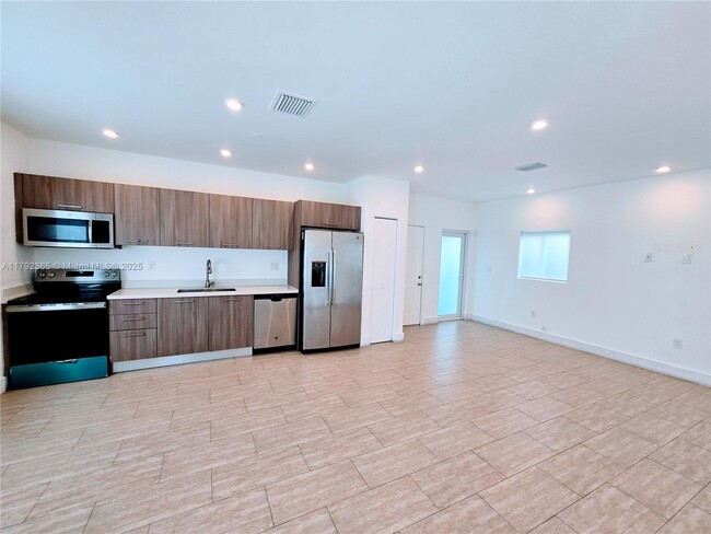 Building Photo - 6336 SW 27th St