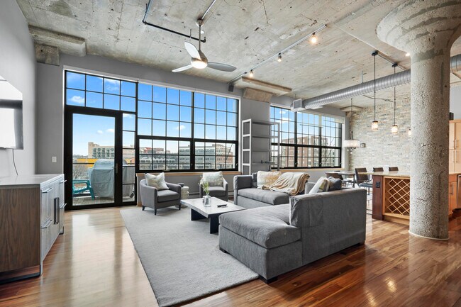 Foto del edificio - 311 E Erie St