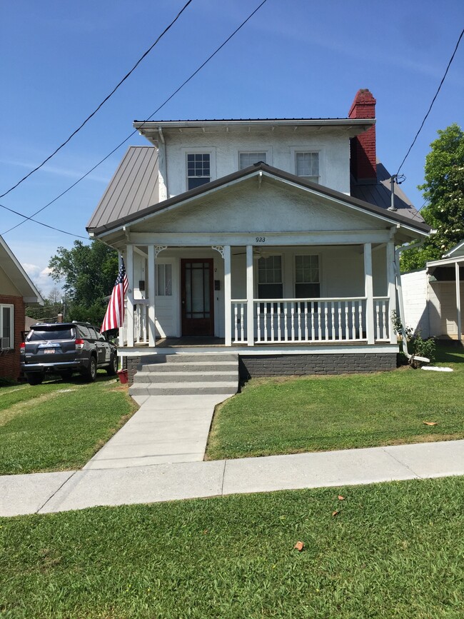 Building Photo - 923 Hillcrest E Dr