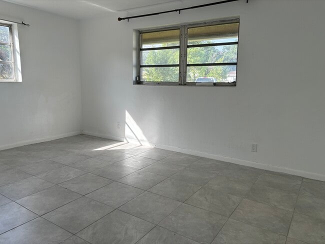 Building Photo - 5904 SW 27th St