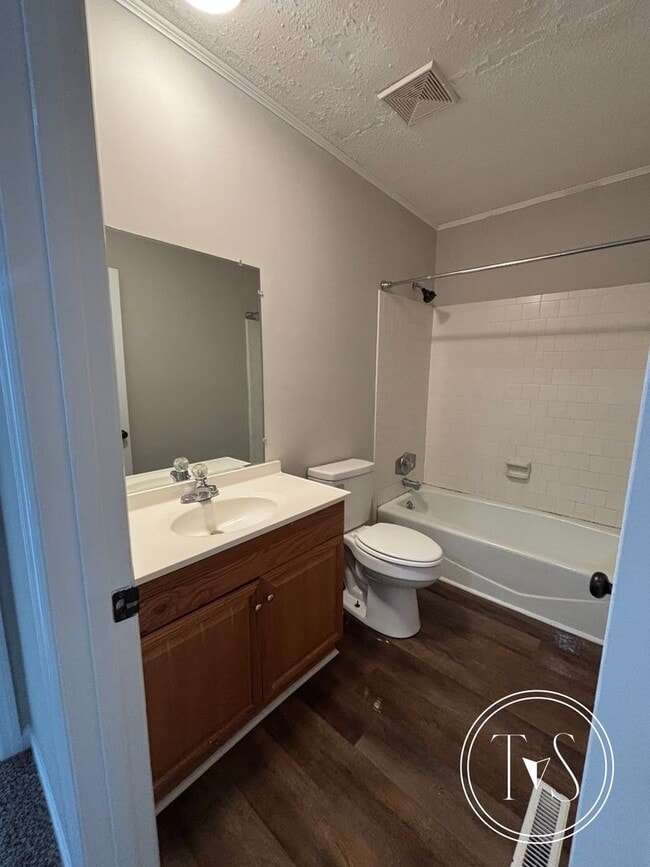 Building Photo - RATE DROP ALERT (was $1400/month) and SUMM...