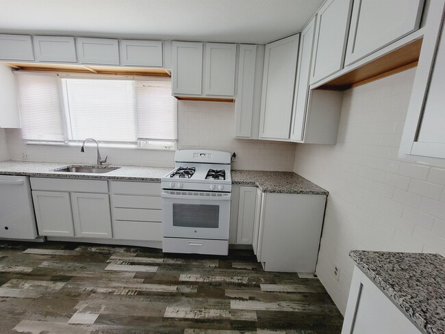 Building Photo - 710 S Pershing St