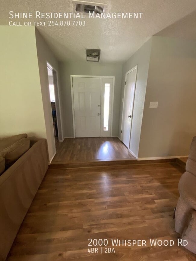 Foto del edificio - 2000 Whisper Wood Rd