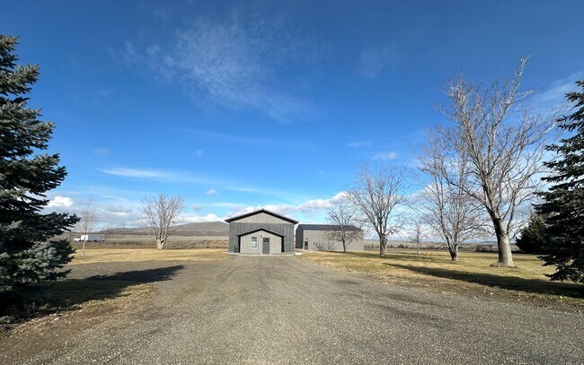 Building Photo - *360 TOUR AVAILABLE* Country Living on 5 A...