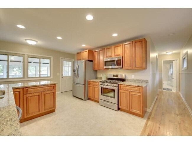Building Photo - Crystal home for lease, 3 beds 2 baths, updates through-out!