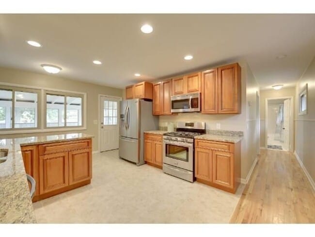 Building Photo - Rare crystal home for lease, 3 beds 2 baths, updates through-out!