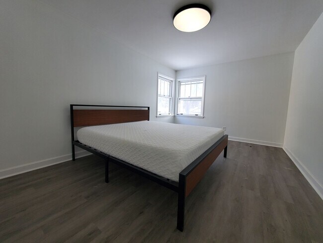 Building Photo - 2 Bed 1 Bath Home w/ Garage