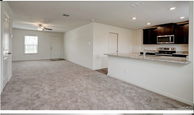 Foto del edificio - Three Bedroom Home in Converse