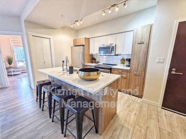 Photo du bâtiment - 10410 102 Ave NW