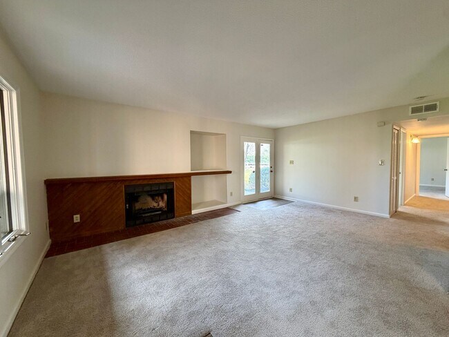 Foto del edificio - First Floor 2 bedroom condo