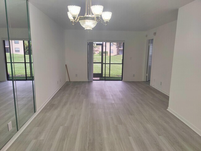 Building Photo - 6832 Palmetto Cir N
