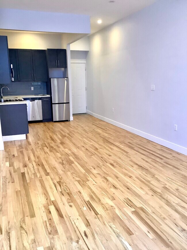 Foto del edificio - 7104 Fresh Pond Rd