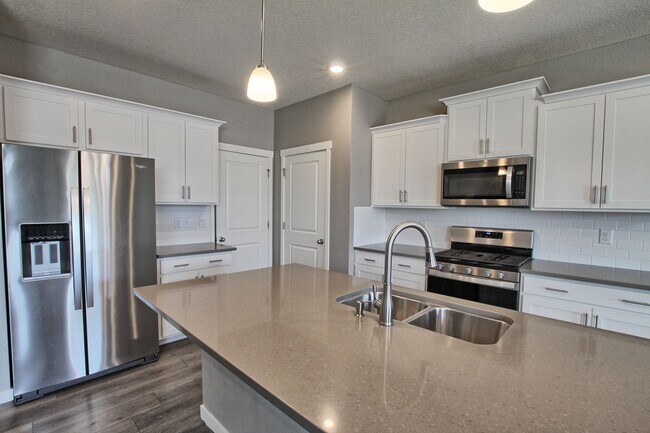 Foto del edificio - 6 bed 4 bath 3 car garage Crystal Valley Ranch house