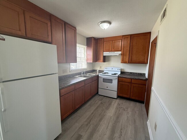 Foto del edificio - Two bedroom, 1.5 bath in Graham--McAden Pl...