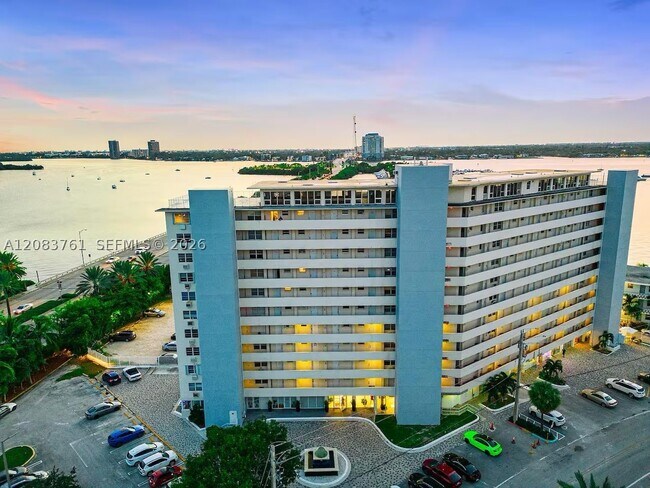 Foto del edificio - 7904 West Dr