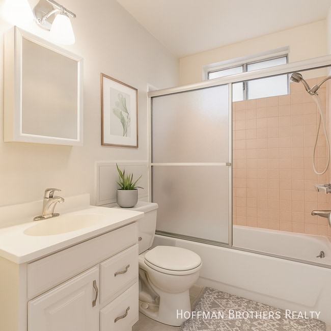 Foto del edificio - 5709 Willowcrest Ave