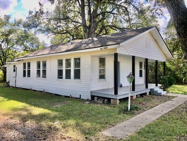 Building Photo - $500 OFF FIRST MONTH'S RENT-COMPLETE REMOD...