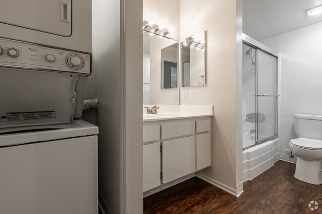 Estudio, 1BA - Alsacia - 541SF - Baño - Versailles on the Lake Apartments