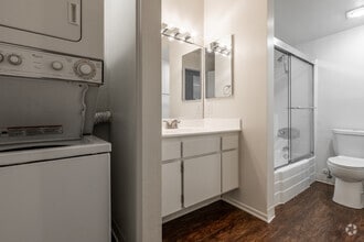 Studio, 1BA - Alsace - 541SF - Bathroom - Versailles on the Lake Apartments