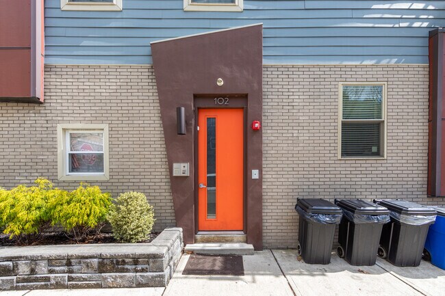 Entrance - 102 Colgate St