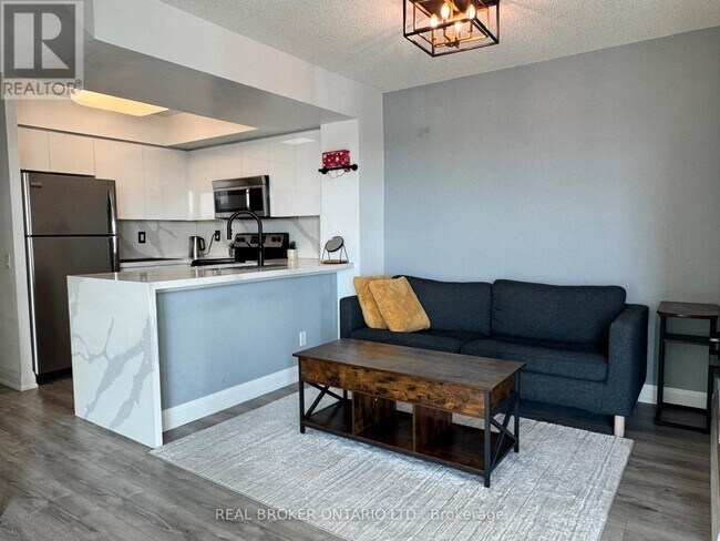 Photo du bâtiment - 28 Harrison Garden Blvd