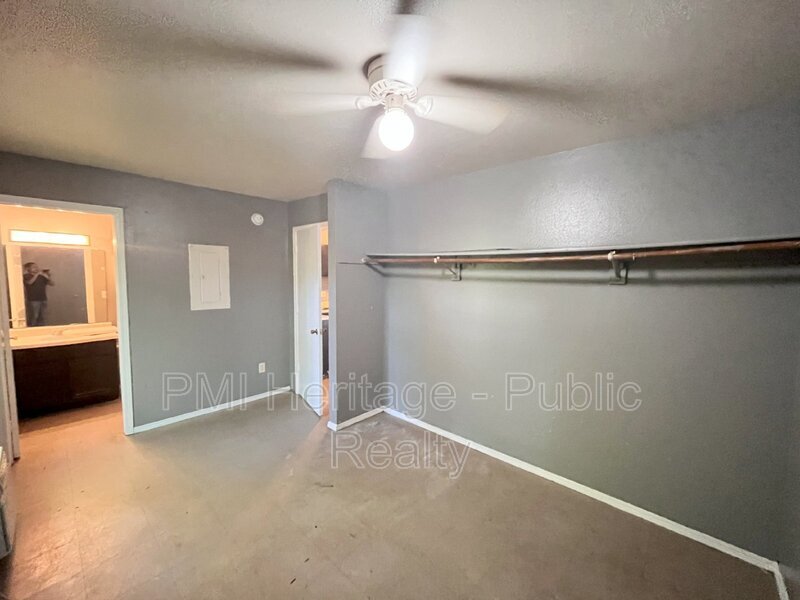 Building Photo - 809 E Huntsville Ave