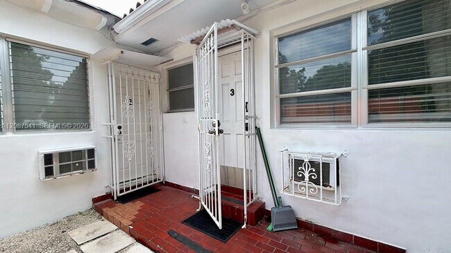 Foto del edificio - 975 SW 10th St
