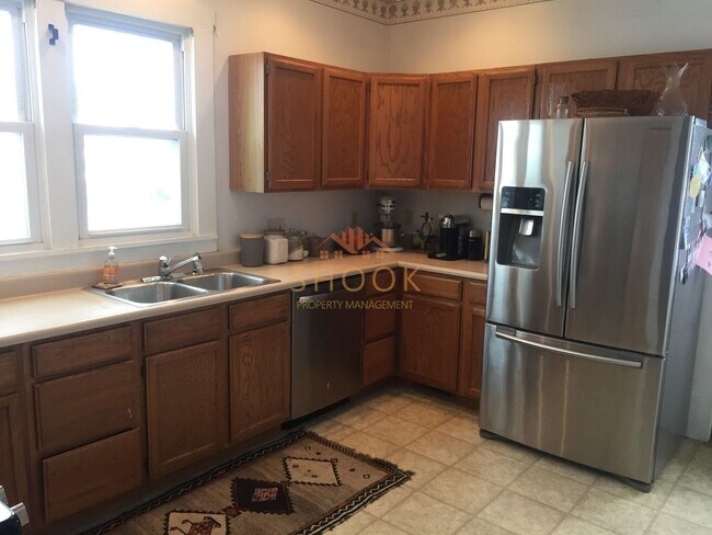 Foto del edificio - SIGN A LEASE BY AUGUST 15TH - GET SEPTEMBE...