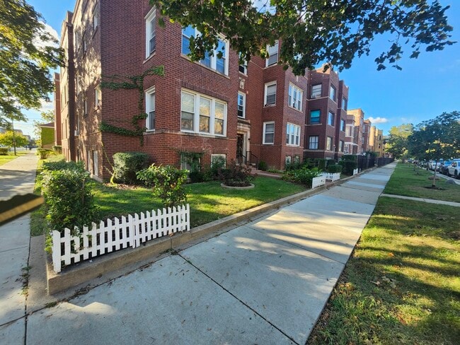 Building Photo - 416 E 110th St