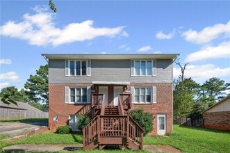 Building Photo - 2122 Fieldstone View Ct SE