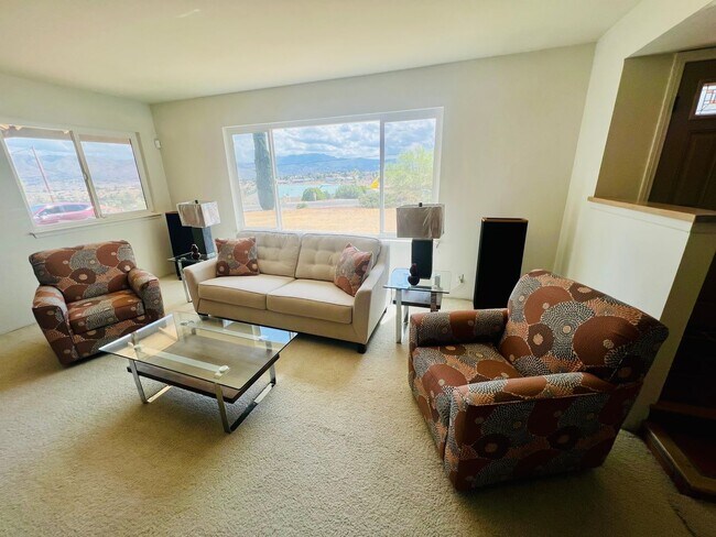 Foto del edificio - Scenic Hillside Living – Spacious 3 Bed, 2 Bath with Sweeping Views