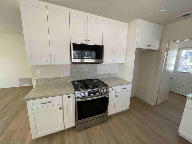 Foto del edificio - COMPLETELY REMODELED WOODLAND HILLS POOL HOME!