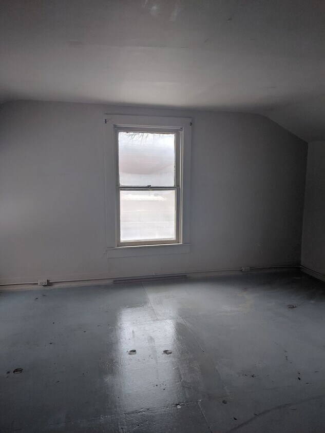 Building Photo - 518 Lincoln Way W