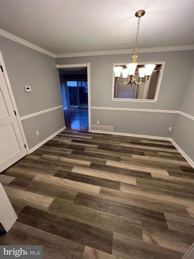 Building Photo - Beautiful fully renovated Townhomw 3 beds ...