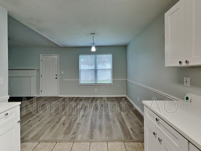 Building Photo - 520 Village Cir
