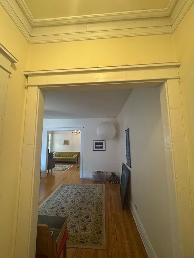 Foto del edificio - Lovely and Very Large Ravenswood Manor 1 BR